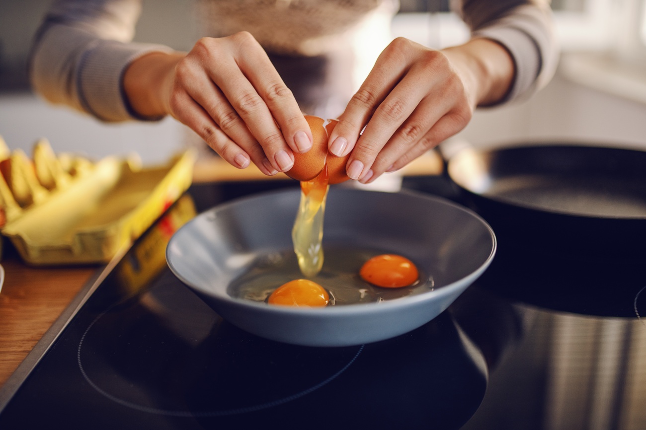 Can I break the egg in the same pan in which I am going to cook it?