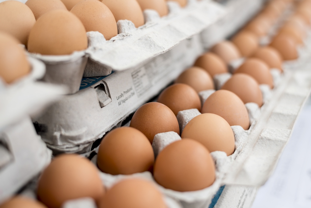 How can I choose the freshest eggs in the supermarket?