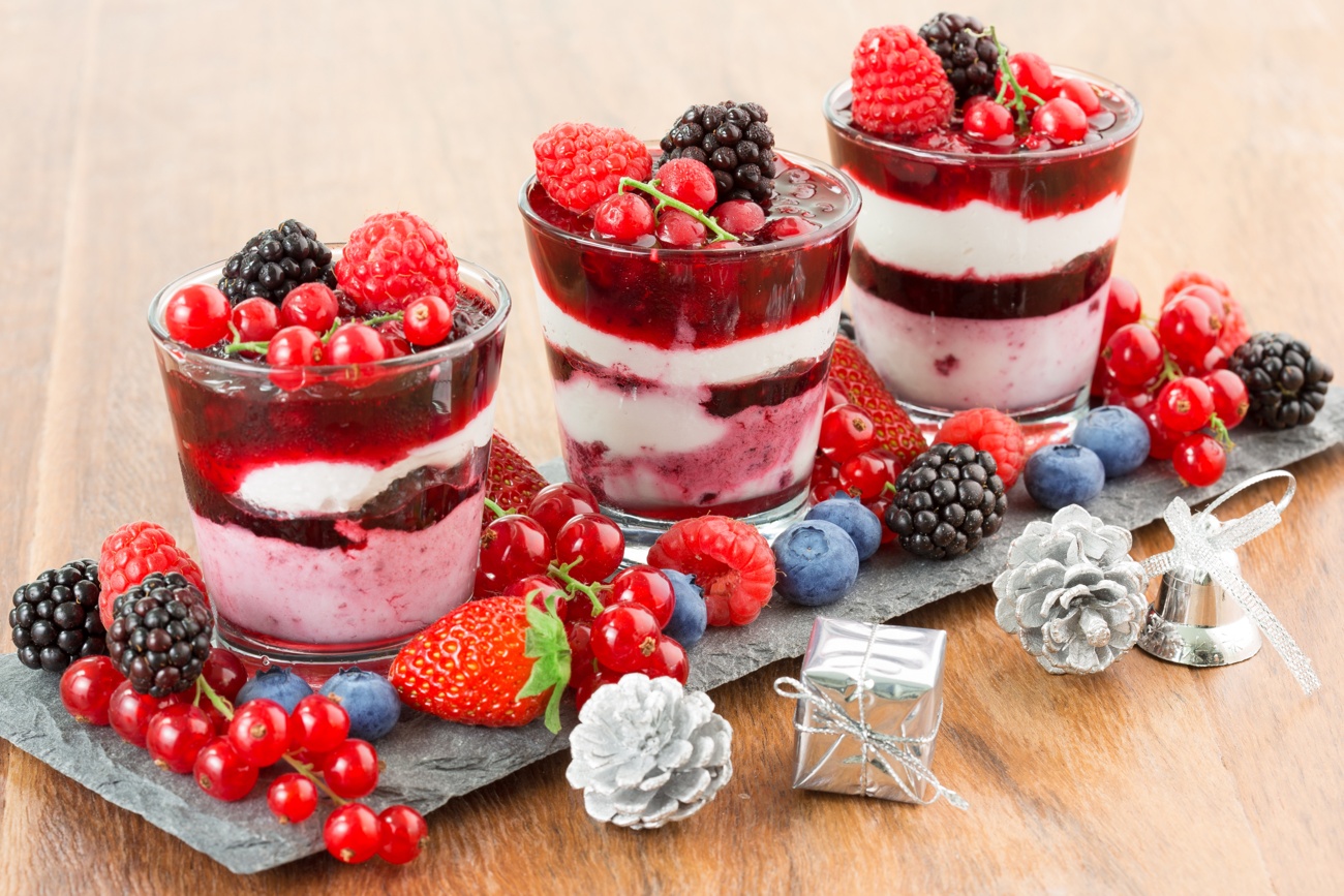 Putting attractive fruits in desserts Putting attractive fruits in desserts
