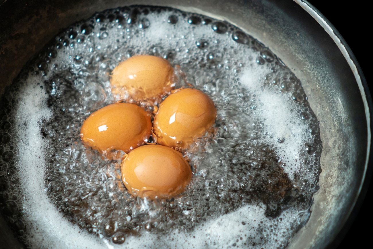 Яйца в кипящей воде. Яйца в кипятке. Яйца в кастрюле. Яичница в кипятке.