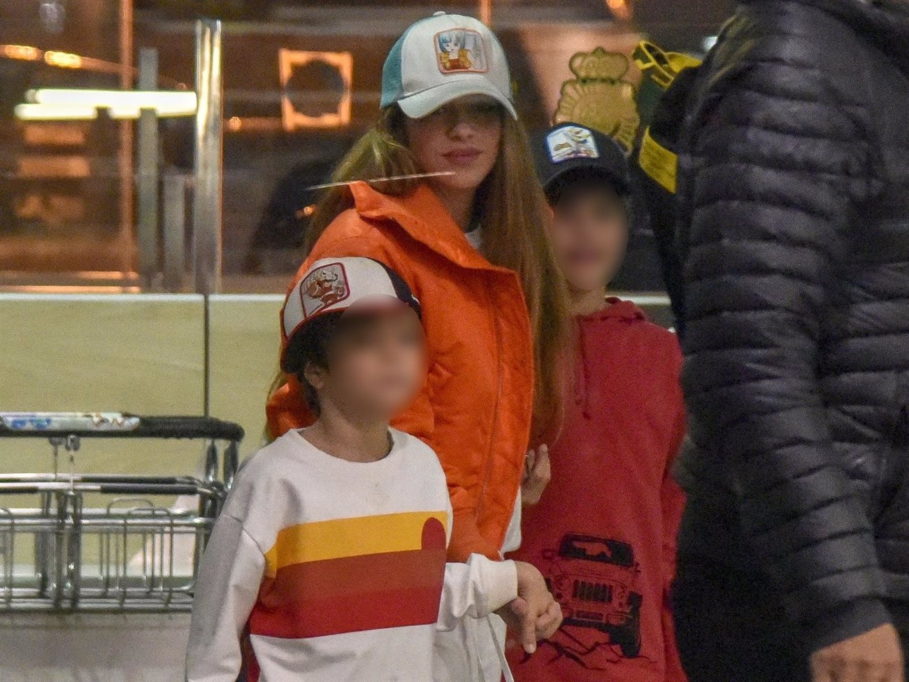 Shakira e os seus filhos de regresso a Barcelona após alguns dias de família em Roma Shakira