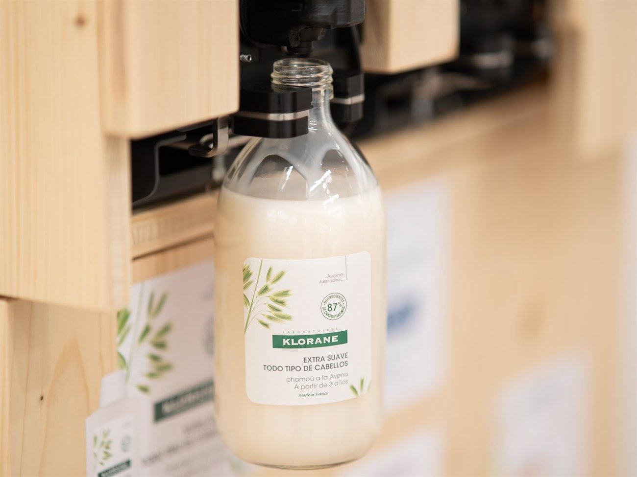 Envases de vidrio reutilizables para consumir tus productos favoritos de una manera sostenible. Envases