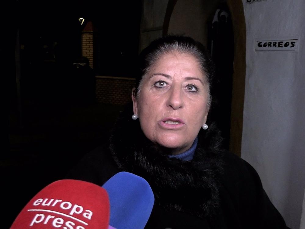DOÑA MAGDALENA EN LA MISA FUNERAL DE SU SOBRINO, BERNARDO PANTOJA DOÑA