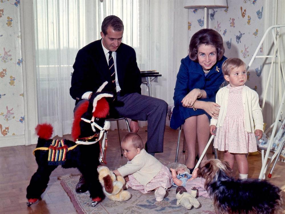 DON JUAN CARLOS E DOÑA SOFÍA CON LE LORO FIGLIE, LE INFANTAS, CRISTINA ED ELENA DON