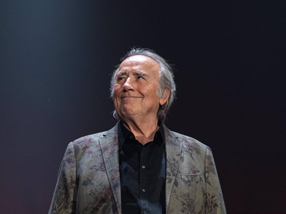 El cantautor Joan Manuel Serrat durante un concierto en el Palau de Sant Jordi, a 20 de diciembre de 2022, en Barcelona El