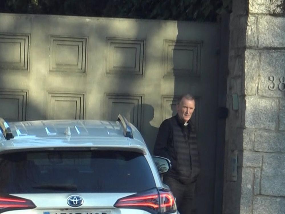 Un sacerdote llegando a la casa de Isabel Preysler Un