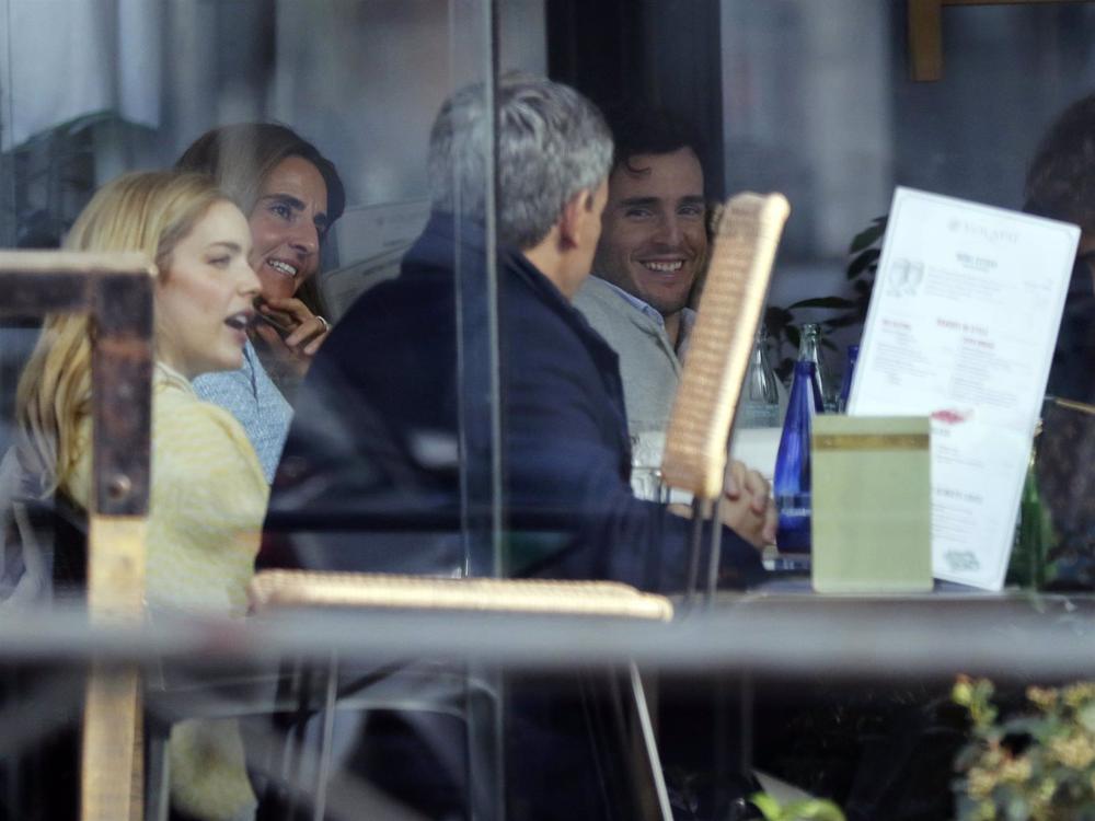 Iñigo Onieva, de lo más sonriente durante un almuerzo con su padre, su hermana Alejandra y otros familiares Iñigo