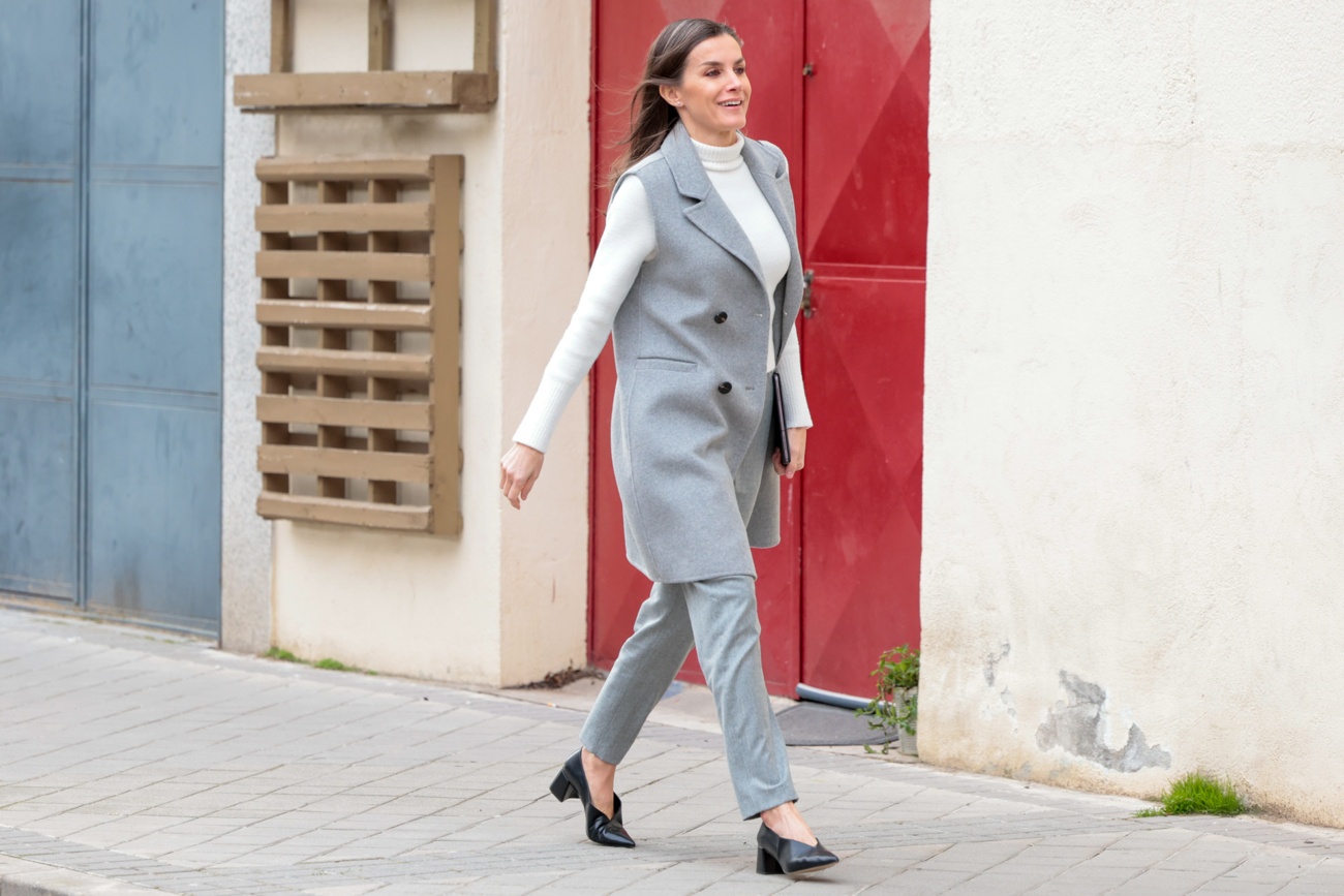 Spaniens Königin Letizia trägt bei ihrem letzten offiziellen Termin eine graue Maxi-Weste, ein sehr angesagter Look