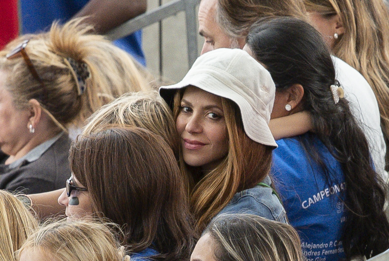 Shakira smiles for the cameras at a baseball game in Valencia Shakira smiles for the cameras at a baseball game in Valencia