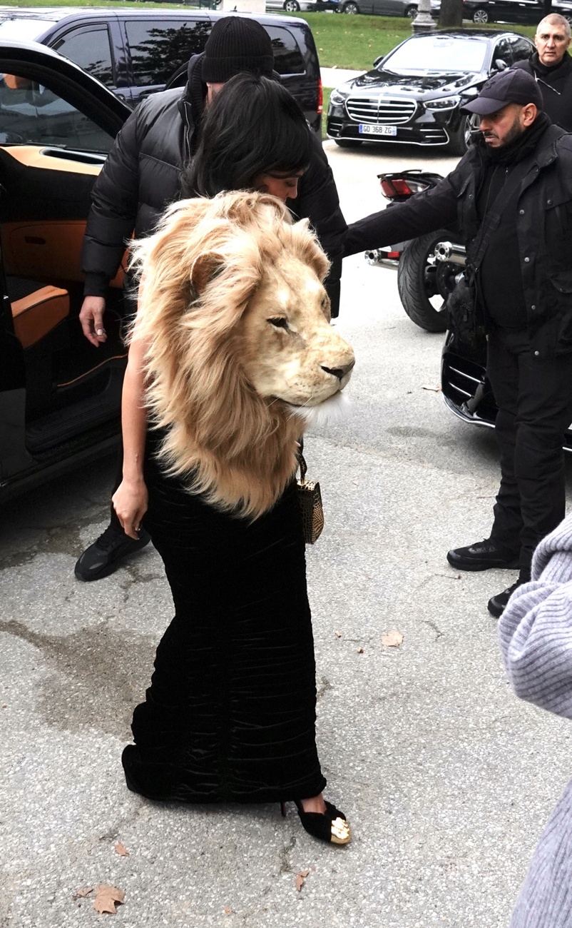 Kylie Jenner arrivant au défilé Schiaparelli lors de la Fashion Week de Paris