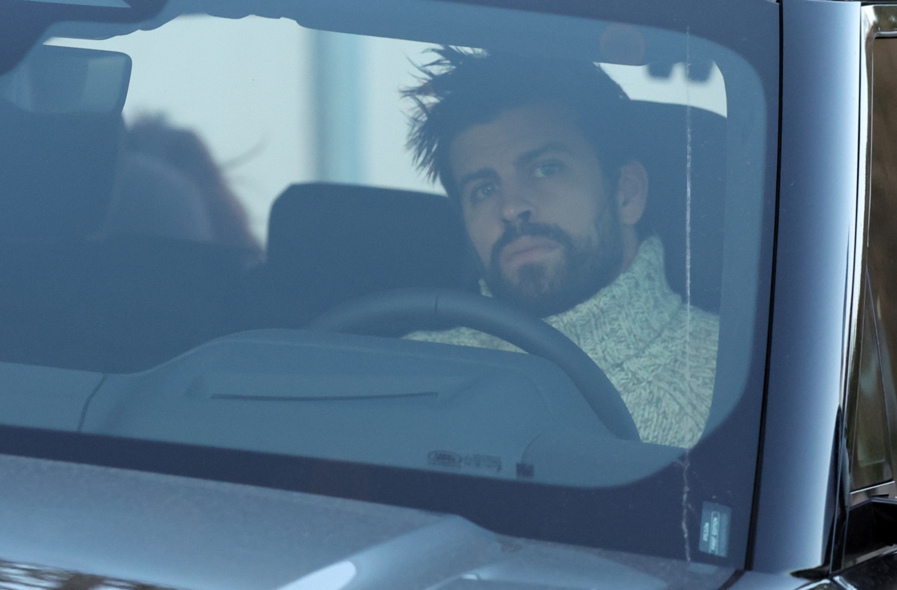 Gerard Piqué picks up his kids from Shakira's house Gerard Piqué picks up his kids from Shakira's house