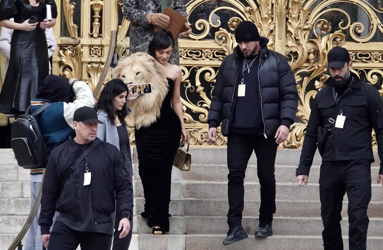 Mit einem Löwenkopf: So kam Kylie Jenner zur Pariser Fashion Week Show von Elsa Schiaparelli