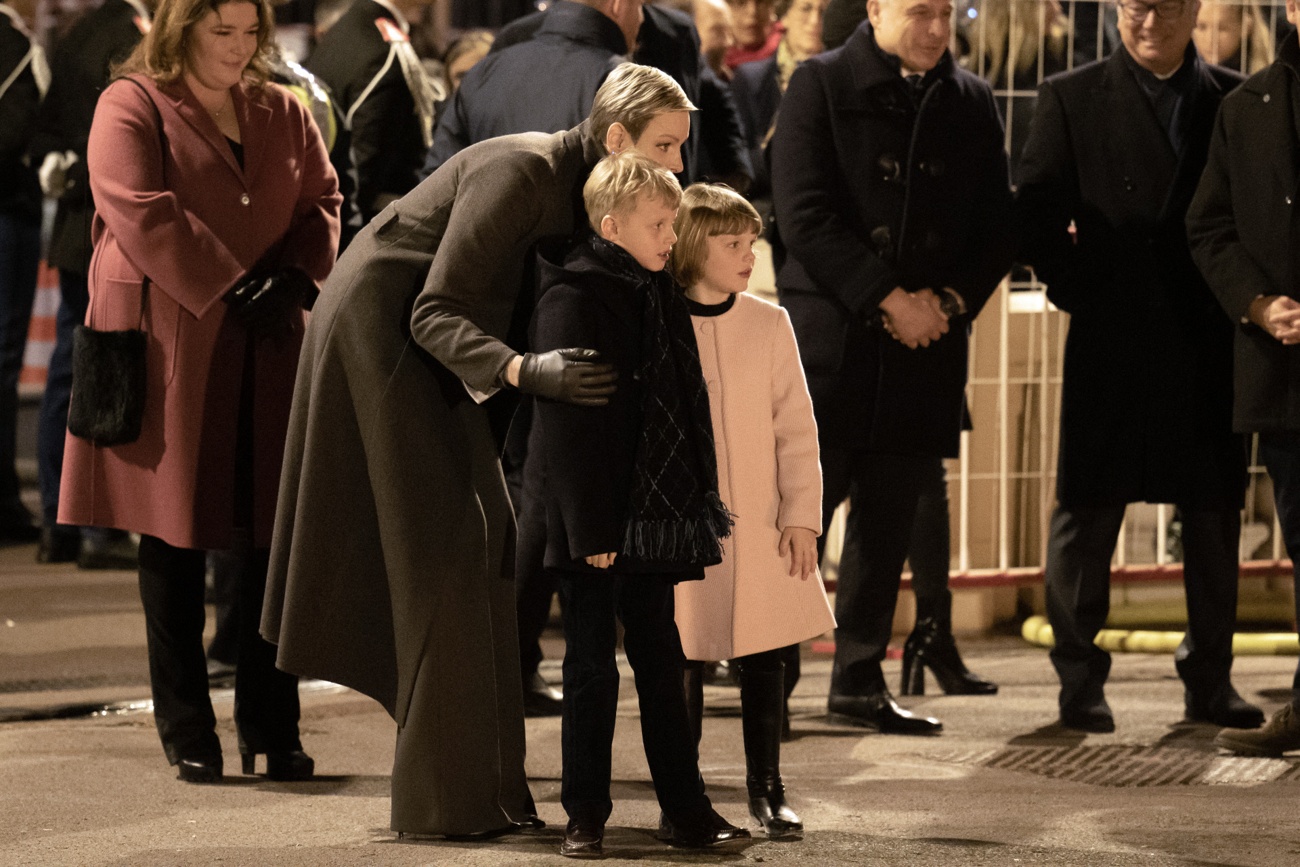 La Principessa Charlene di Monaco e i suoi figli, la Principessa Gabriella e il Principe Jacques, assistono alla partenza di Saint Devote