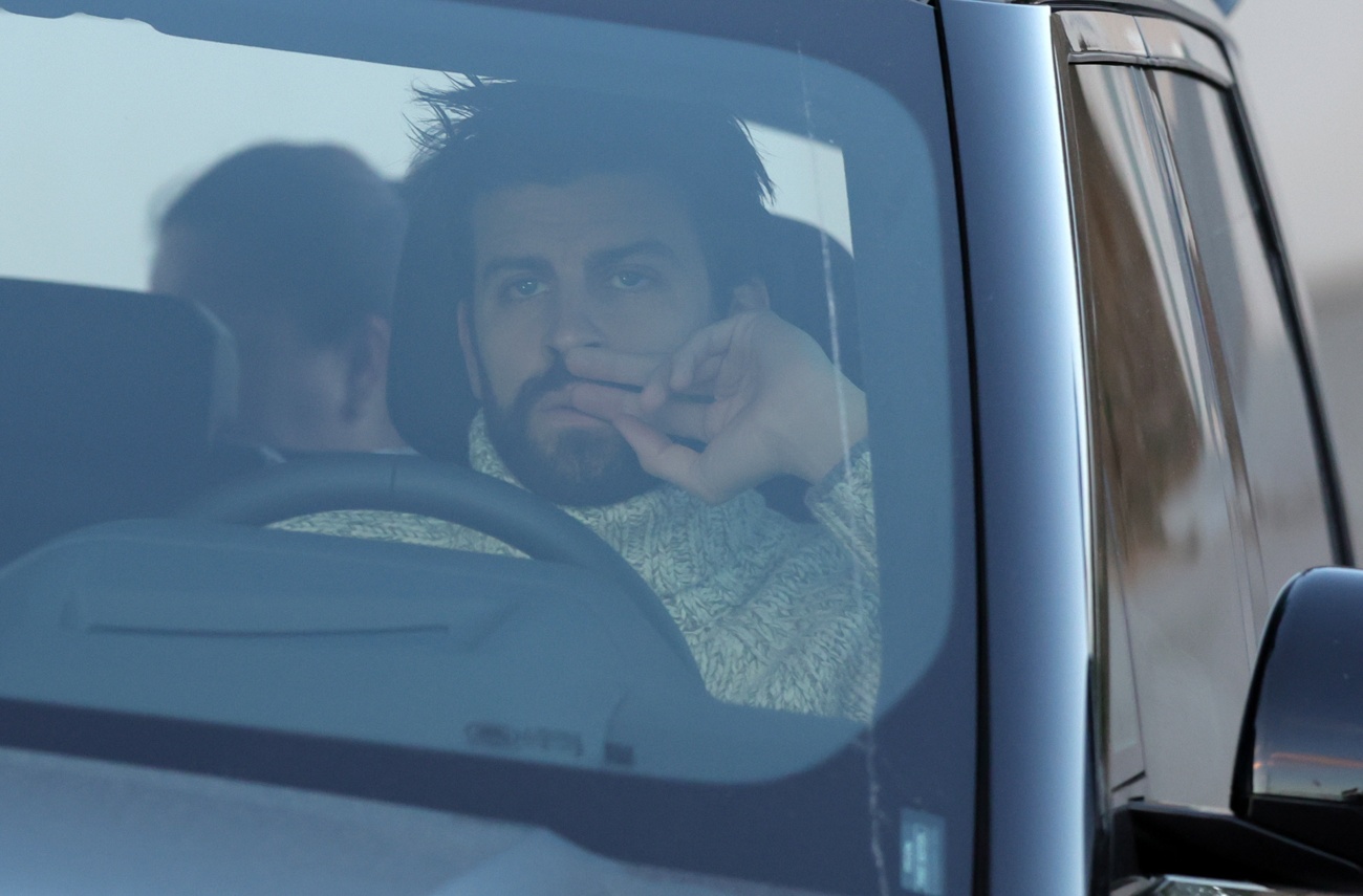 Gerard Piqué picks up his kids from Shakira's house Gerard Piqué picks up his kids from Shakira's house