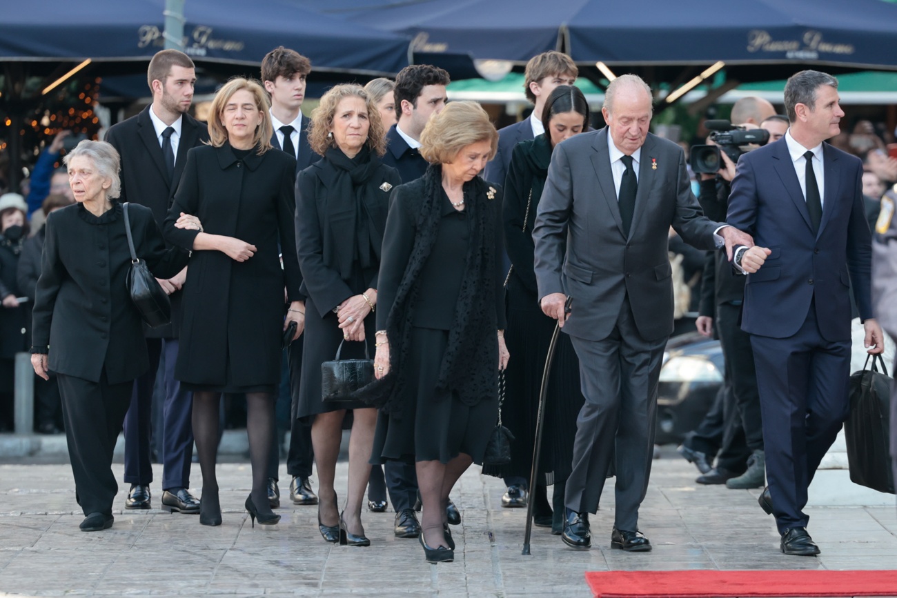 Emeritus kings arrive at Constantine's funeral surrounded by his family Emeritus kings arrive at Constantine's funeral surrounded by his family