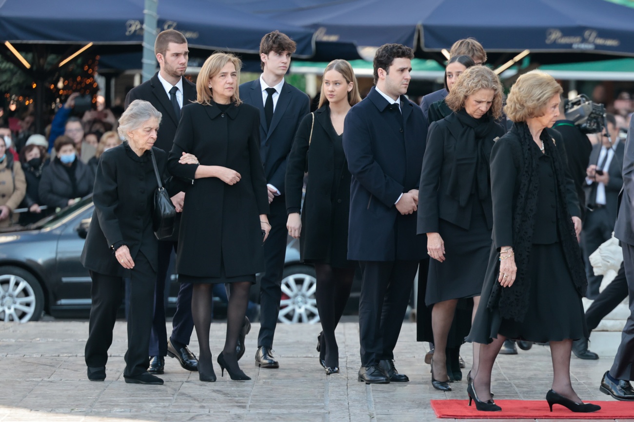 Emeritus kings arrive at Constantine's funeral surrounded by his family Emeritus kings arrive at Constantine's funeral surrounded by his family