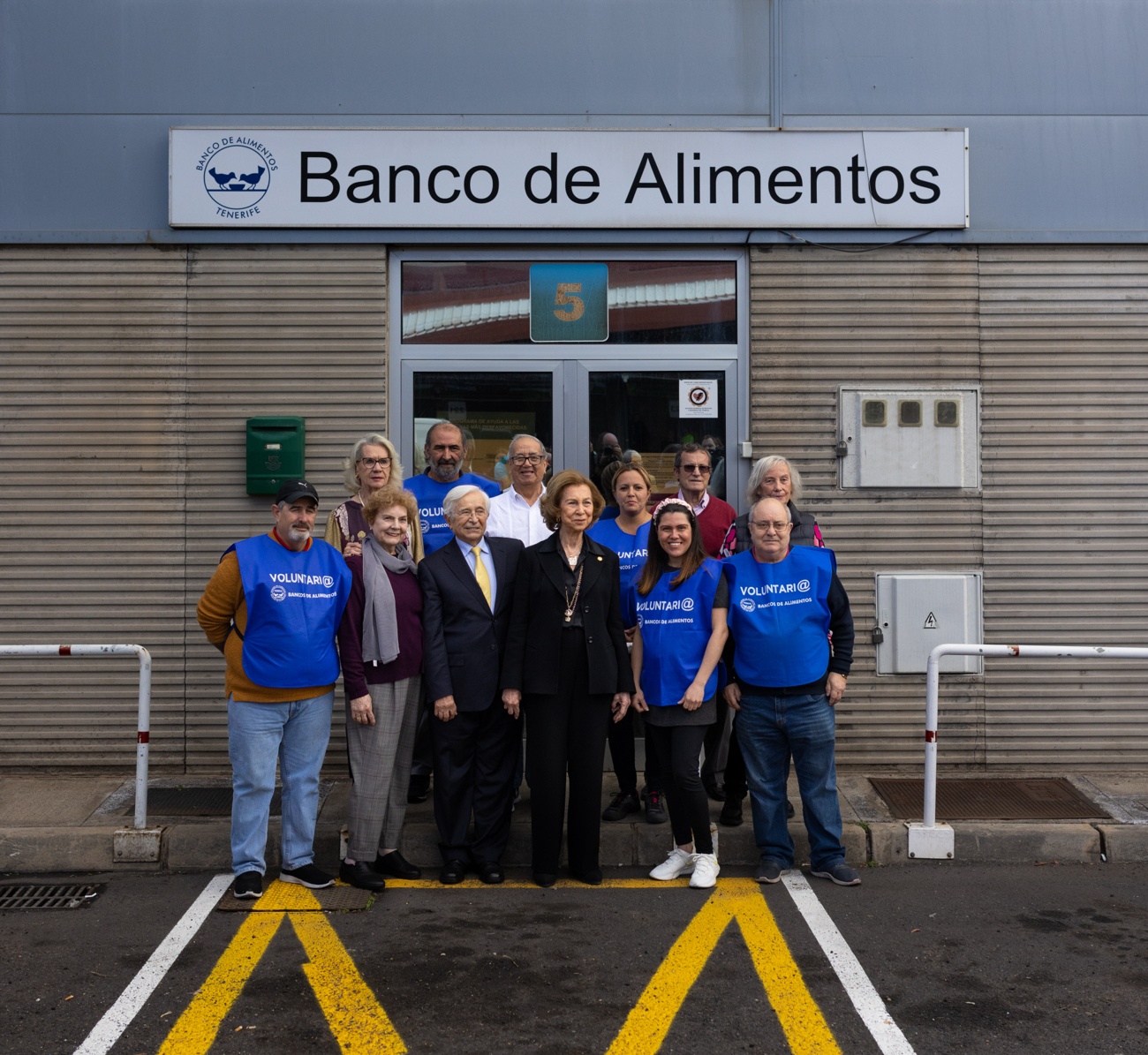 He met the center's workers and volunteers He met the center's workers and volunteers