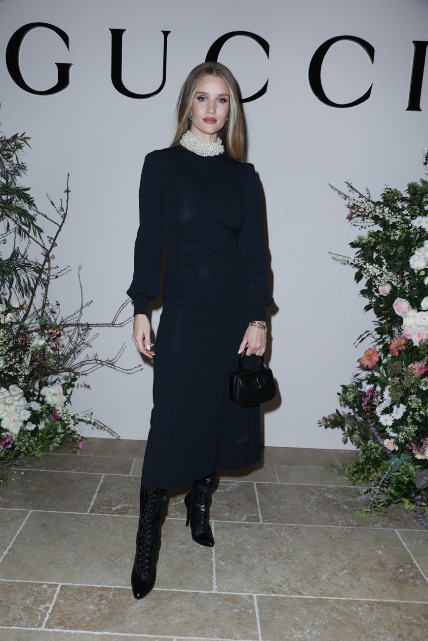 Rosie Huntington Whitely assiste à la soirée Gucci pendant la Fashion Week de Paris