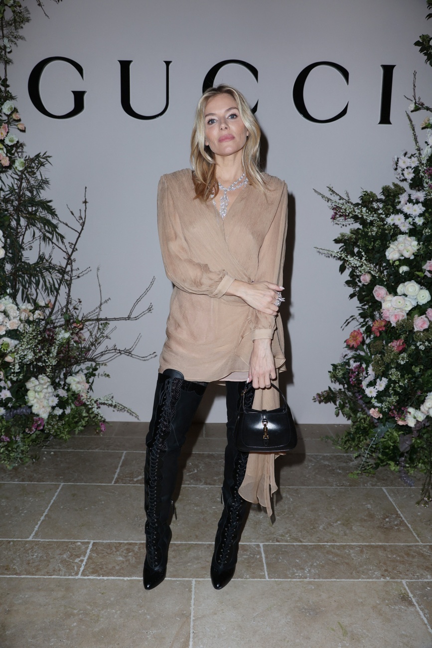 Sienna Miller assiste à la soirée Gucci pendant la Fashion Week de Paris