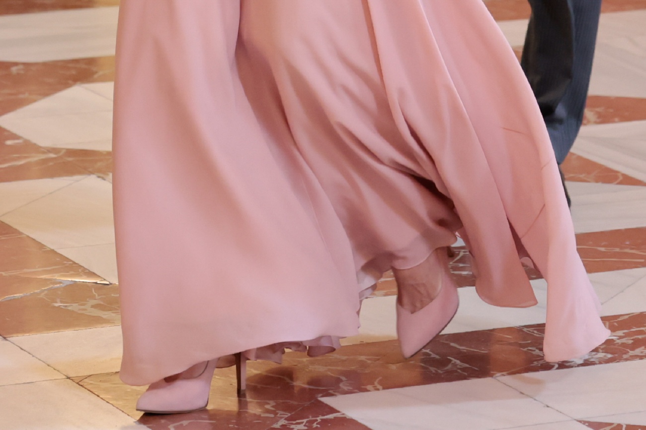 La reine Letizia, sublime en jupe rose et chemisier blanc lors de la réception du corps diplomatique au Palais royal