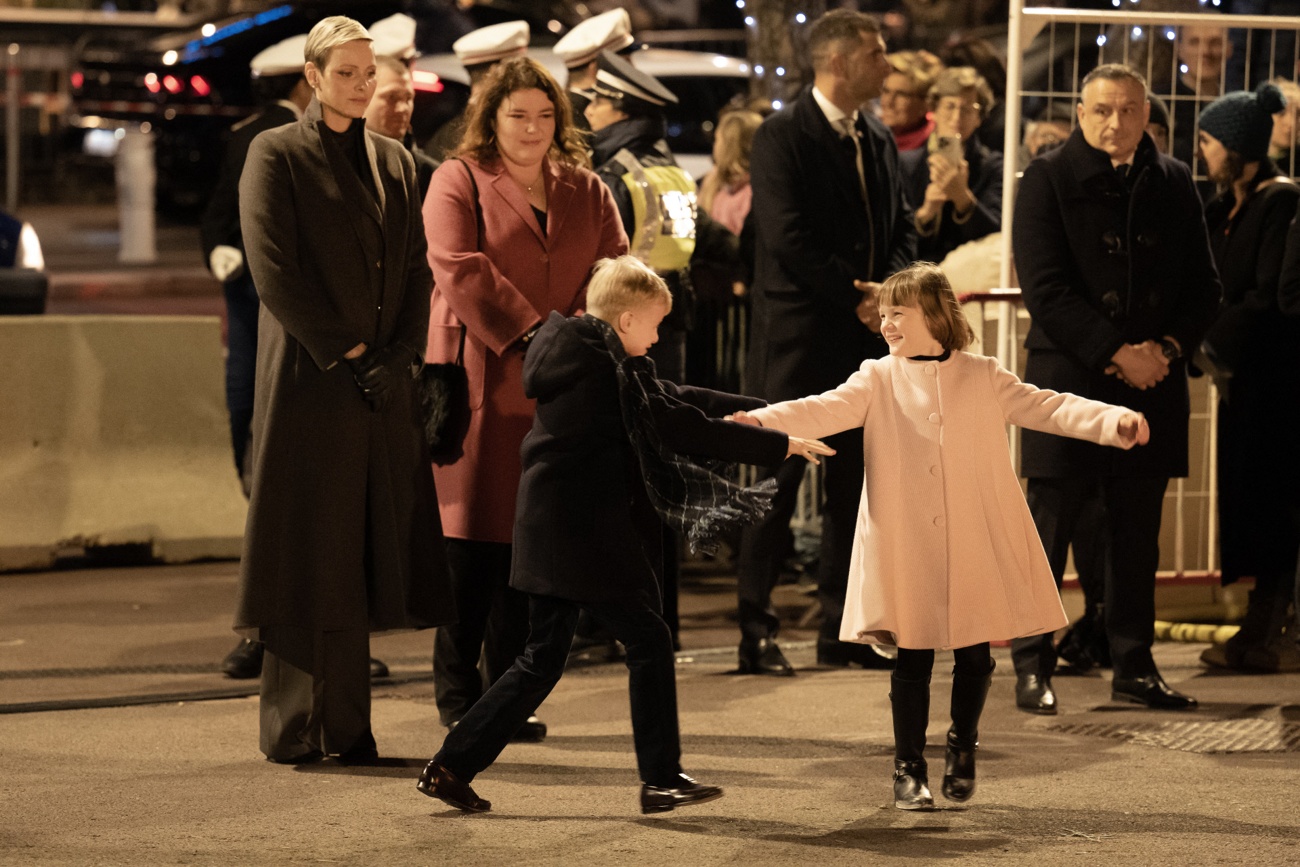 Fürstin Charlene genießt einen Abend mit ihren Kindern, Prinzessin Gabriella und Prinz Jacques