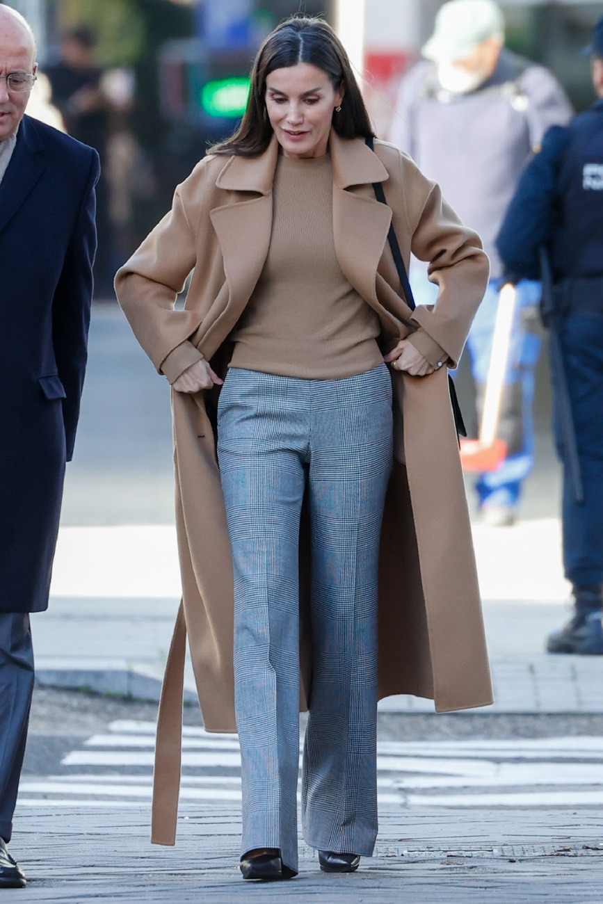 For her work schedule, the queen chooses elegant yet comfortable looks For her work schedule, the queen chooses elegant yet comfortable looks
