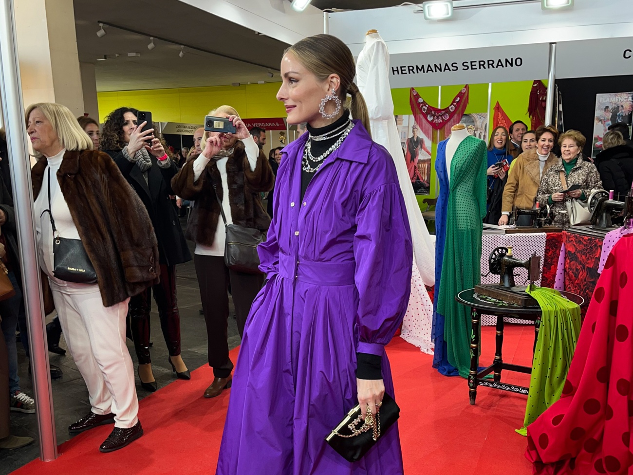 Olivia Palermo, espectacular com um casaco «made in Spain», rende-se à moda flamenca na sua visita a Sevilha