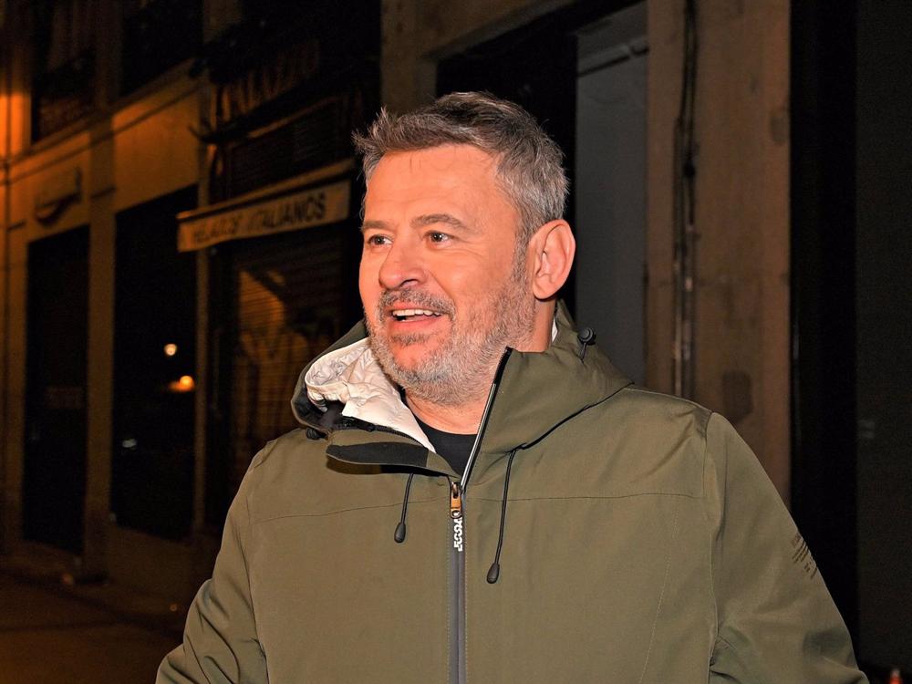 Miki Nadal sale del ensayo de las Campanadas de Neox Miki