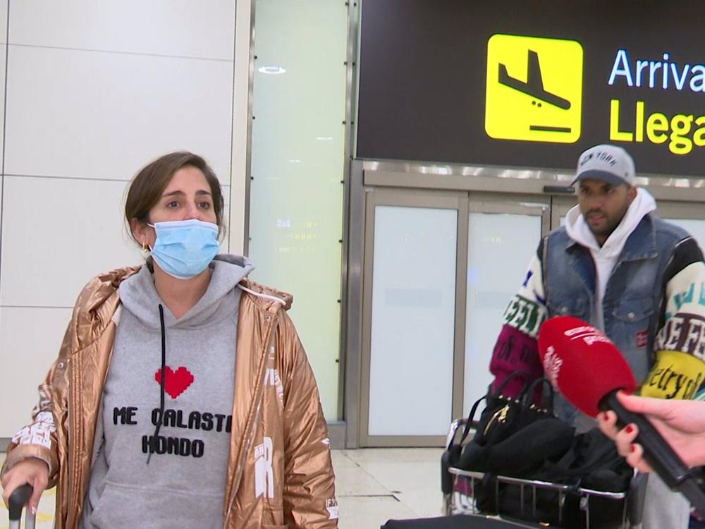 Anabel Pantoja llega al aeropuerto junto a Yulen Pereira Anabel