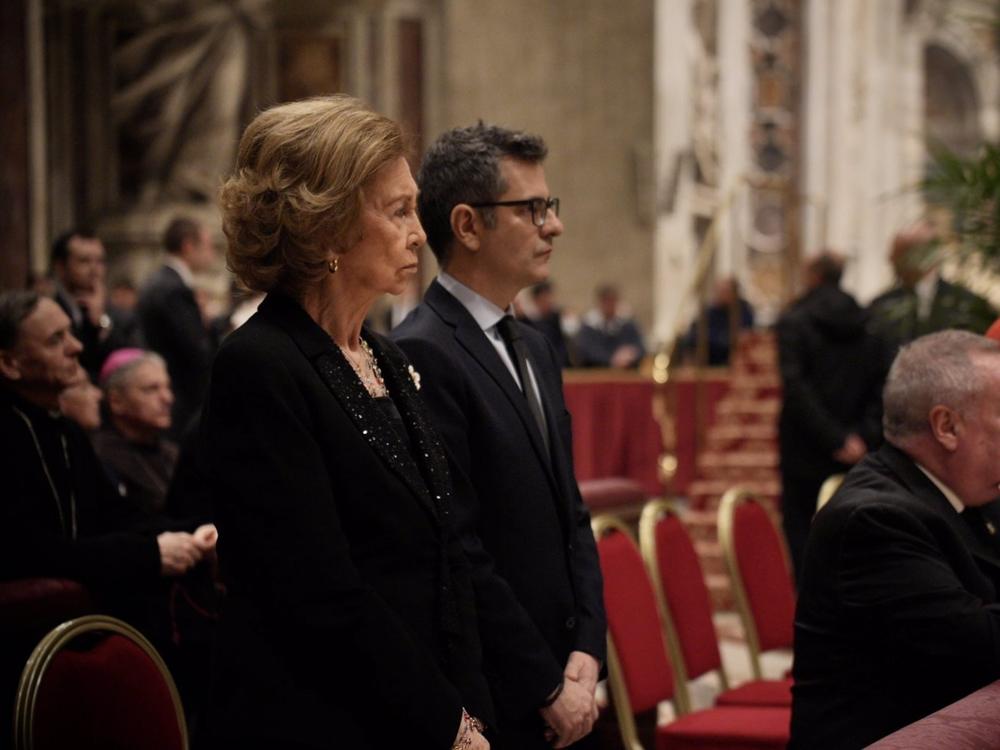 La Reina Sofía se despide de Benedicto XVI La