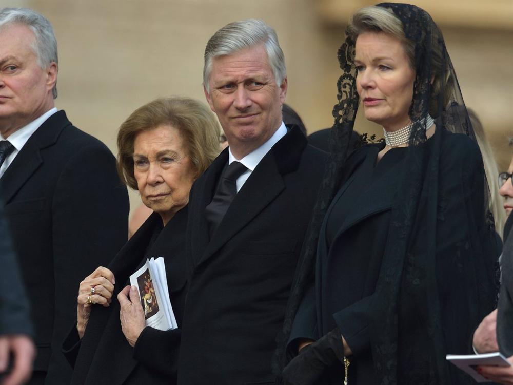 La Reina Sofía, los reyes de Bélgica, Felipe y Matilda en el funeral del pontífice emérito, Benedicto XVI, en la basílica de San Pedro La