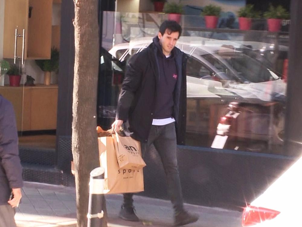 ÍÑIGO ONIEVA ULTIMANDO LAS COMPRAS NAVIDEÑAS ÍÑIGO