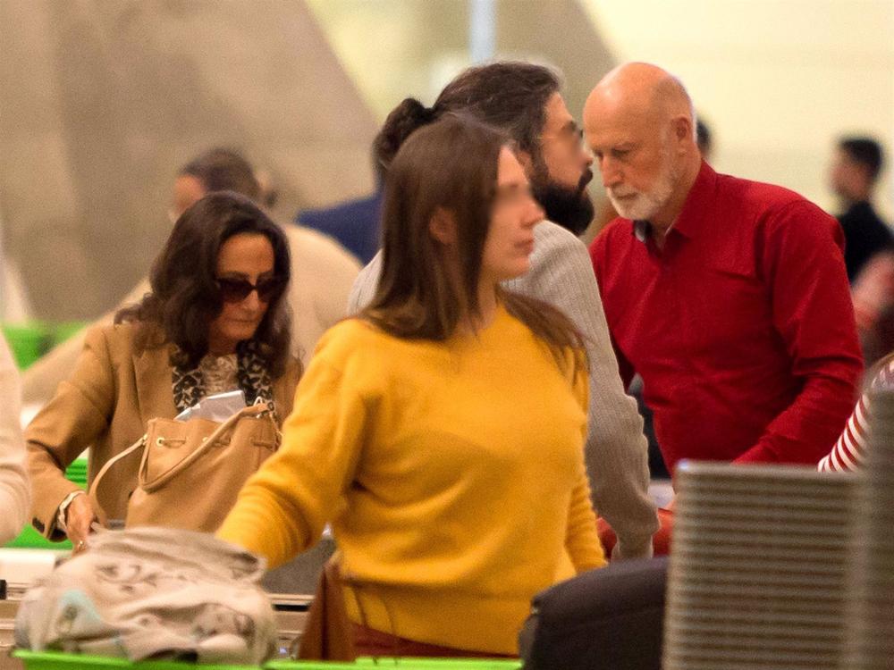 Paloma Rocasolano y Marcus Brandler, en el aeropuerto de Madrid Paloma