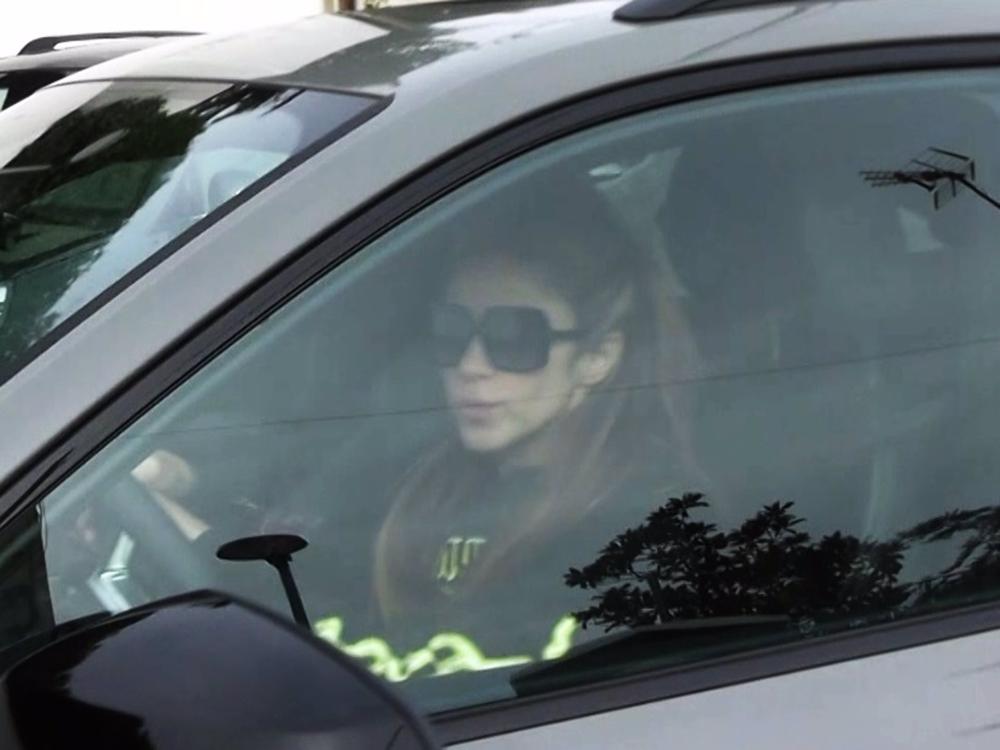 SHAKIRA SALE DE SU CASA SHAKIRA