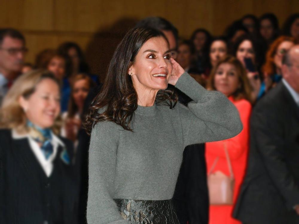 La Reina Letizia ha presidido esta tarde la entrega de la X edición de los Premios Promociona con un un look de lo más discreto La