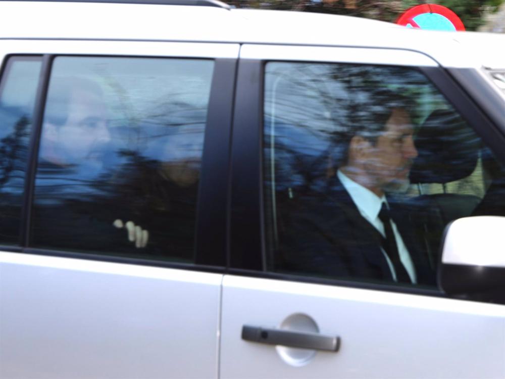 Pablo,Nicolás y Alexia de Grecia abandonando con rostro serio en coche el palacio Real de Tatoi Pablo,Nicolás