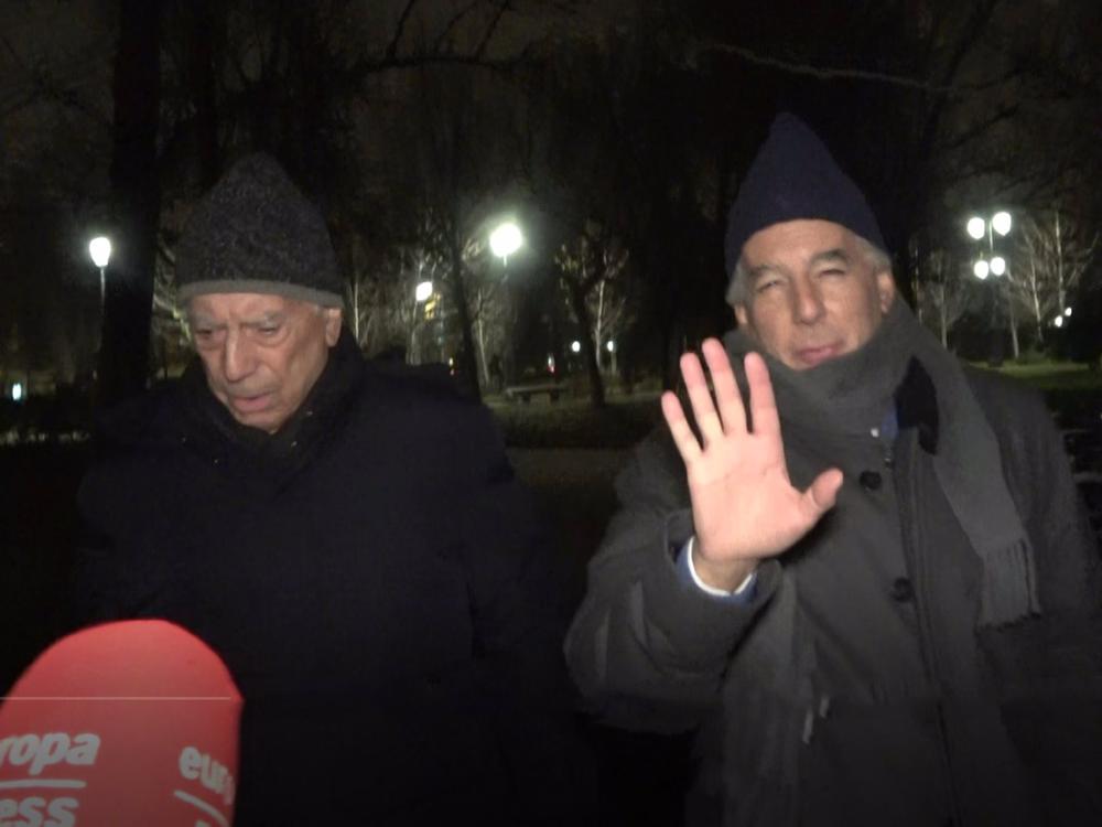 Mario Vargas Llosa y su hijo Álvaro, de paseo por Madrid Mario