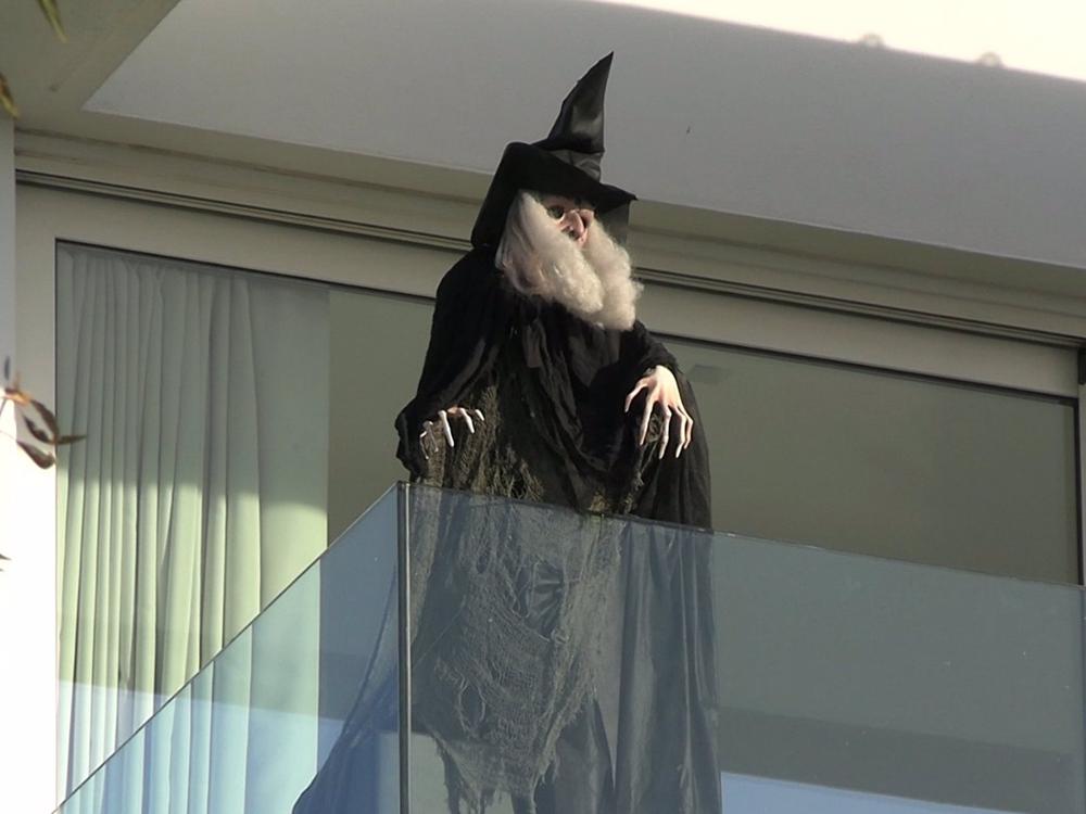 SHAKIRA COLOCA UNA BRUJA EN SU TERRAZA SHAKIRA
