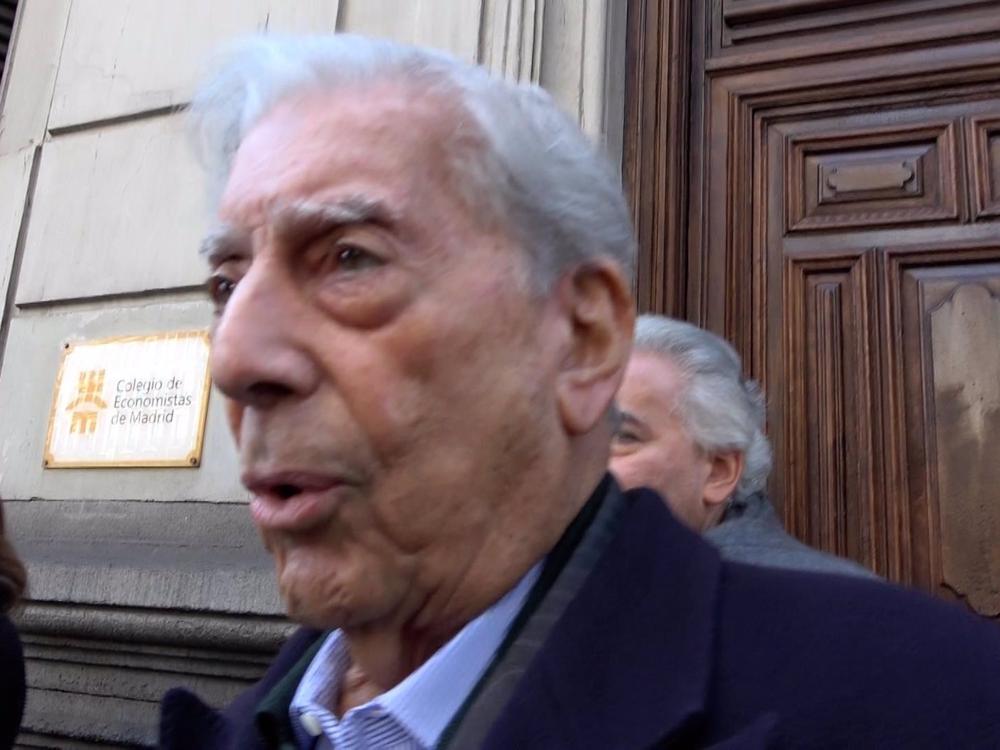 MARIO VARGAS LLOSA SALE DE SU DOMICILIO MARIO