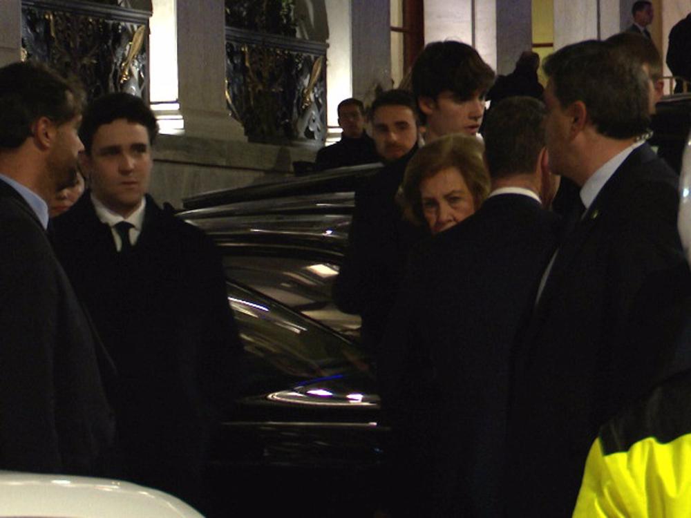 Don Juan Carlos de Borbón y la Reina Sofía llegando a la cena familiar de atenas acompañados por sus hijas y sus nietos Don