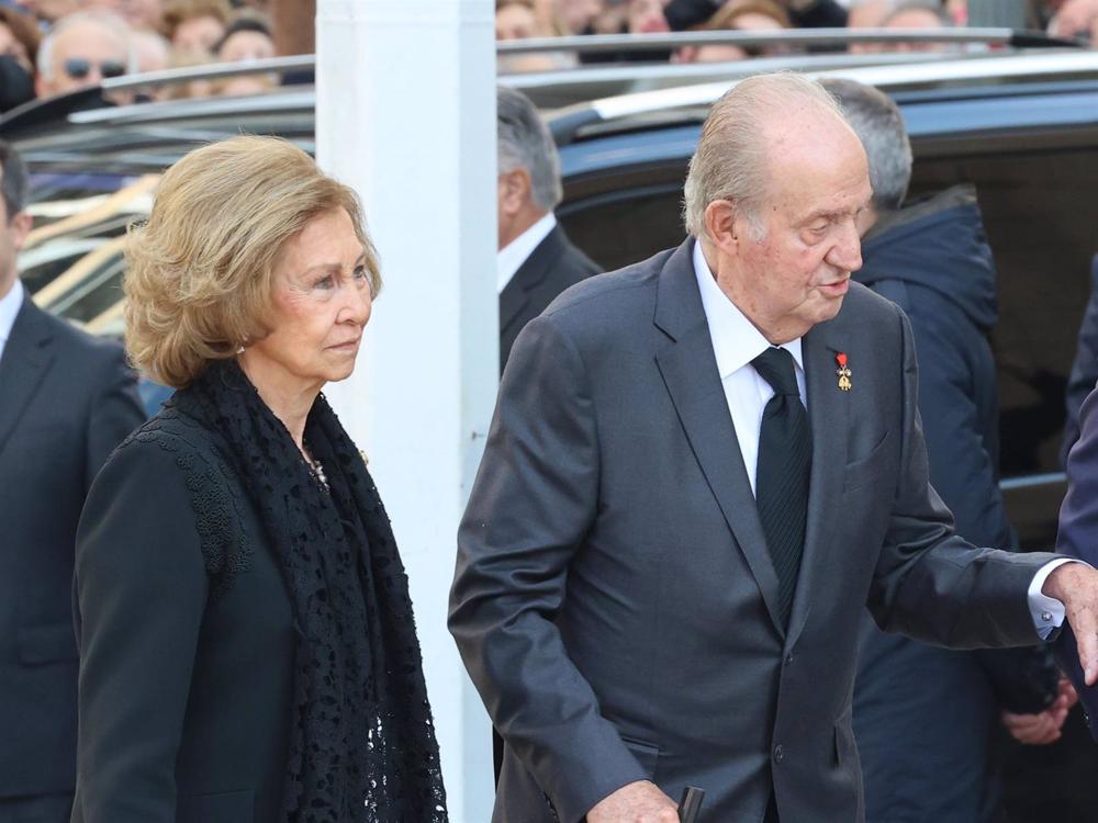 La reina Sofía y el rey Juan Carlos I llegando al funeral por el rey Constantino de Grecia en la Catedral Metropolitana de Atena La