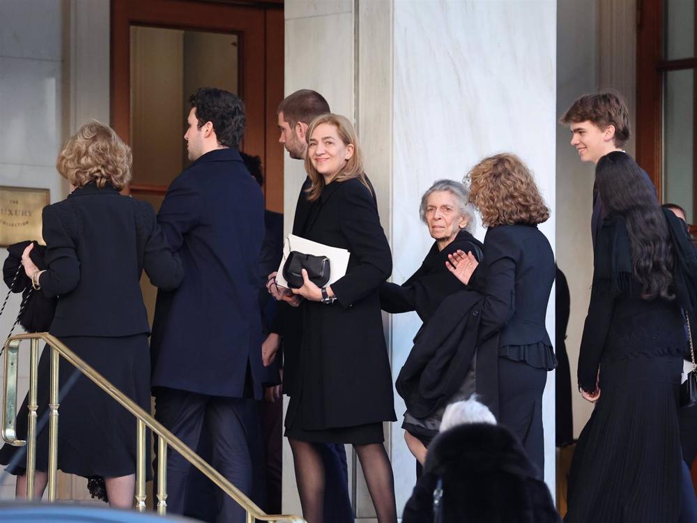 La Reina Sofía, acompañada de sus nietos, sus hijas y su hermana Irene, llega al hotel Grande Bretagne La