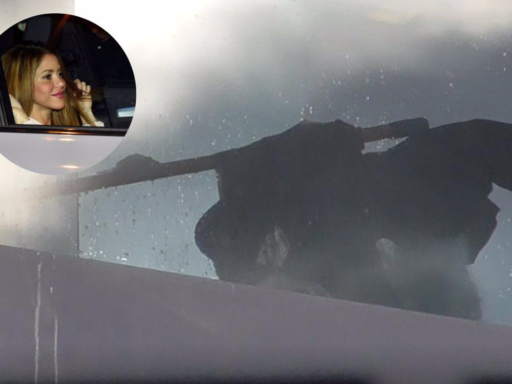 La bruja que Shakira tiene en el balcón, caída y dañada por el temporal de lluvia y viento La