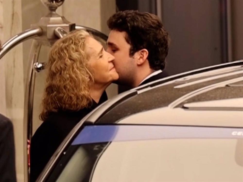 La Infanta Elena y Froilán, de lo más cariñosos en Atenas La