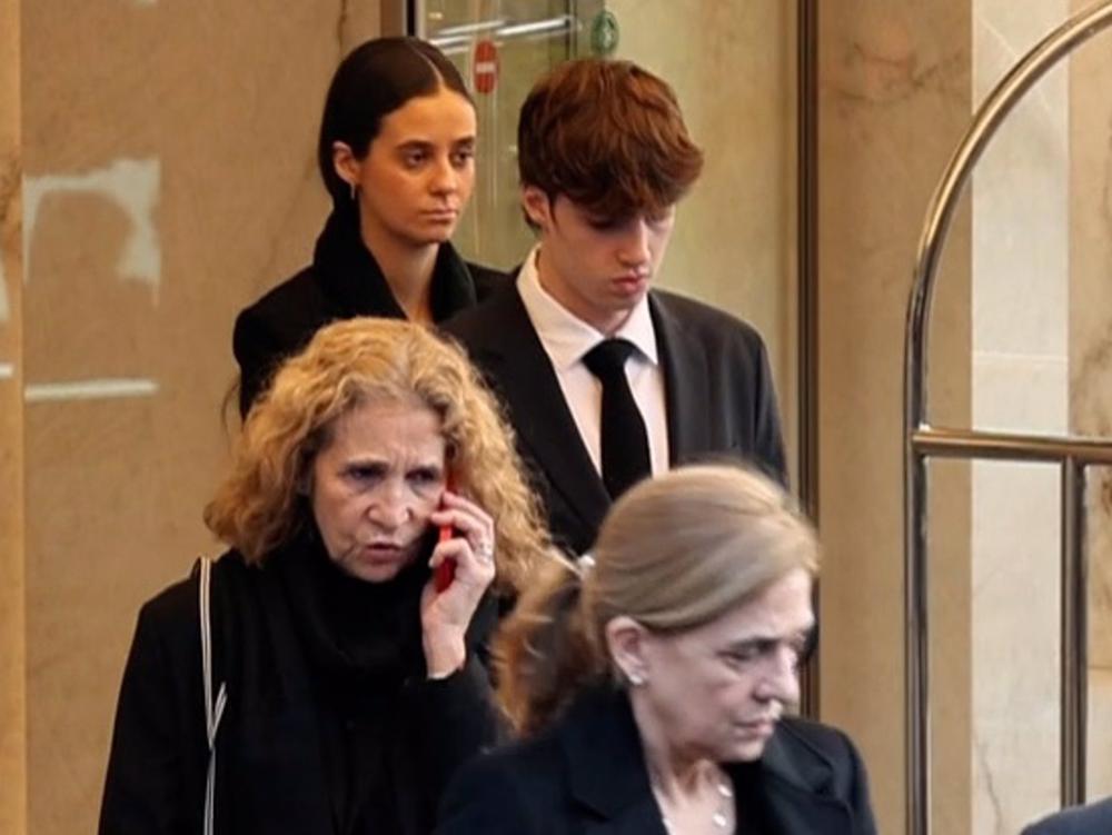 Victoria Federica y Pablo Urdangarín abandonando el hotel en Atenas detras de la Infanta Cristina y la Infanta Elena Victoria