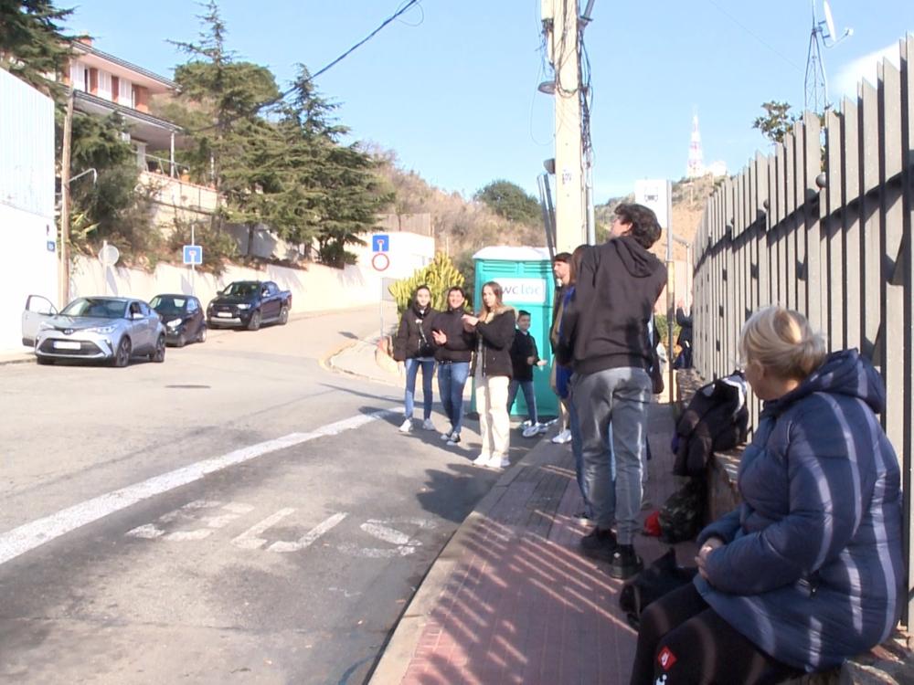 LOS FANS LLEGAN A LA CASA DE SHAKIRA LOS