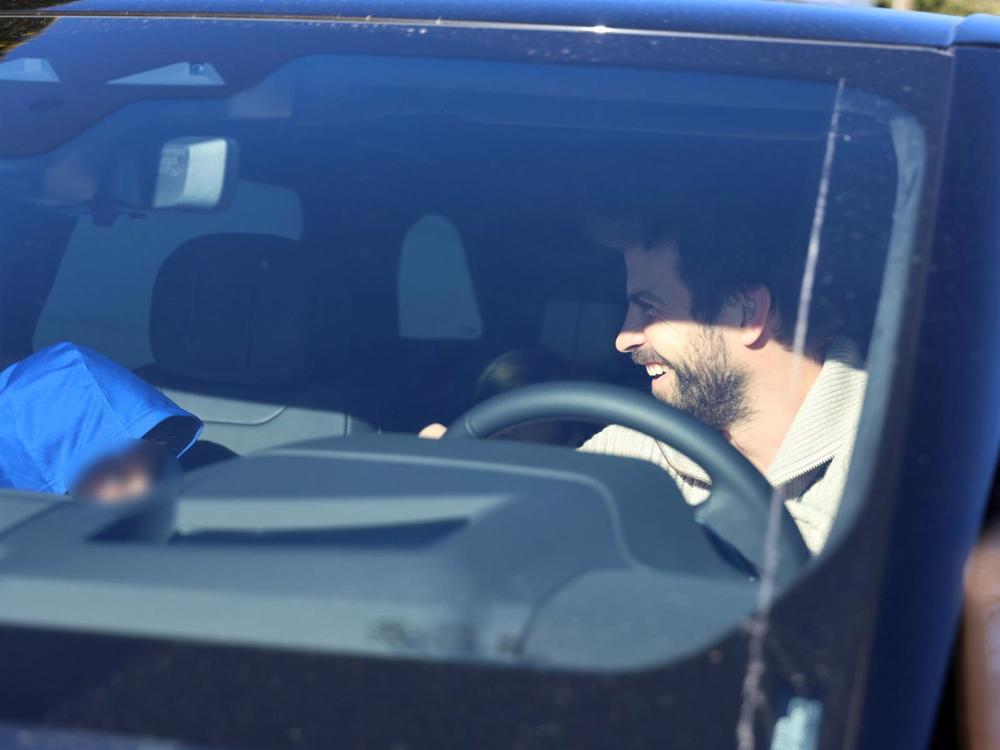 Gerard Piqué, llegando de lo más sonriente a la casa de Shakira con sus hijos Milan y Sasha Gerard