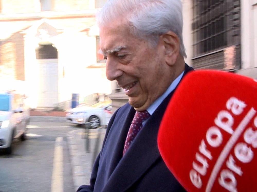 MARIO VARGAS LLOSA SALE DE SU DOMICILIO MARIO