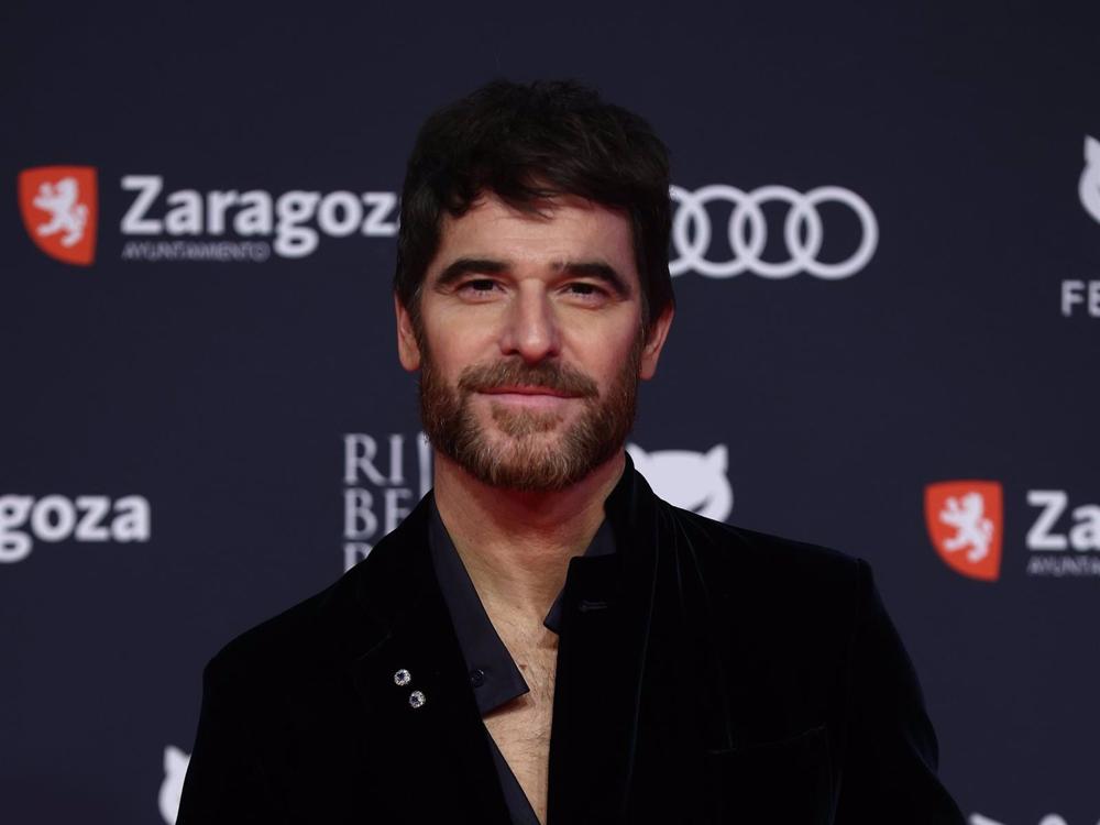 ALFONSO BASSAVE EN LA ALFOMBRA ROJA DE LOS PREMIOS FEROZ 2023 ALFONSO