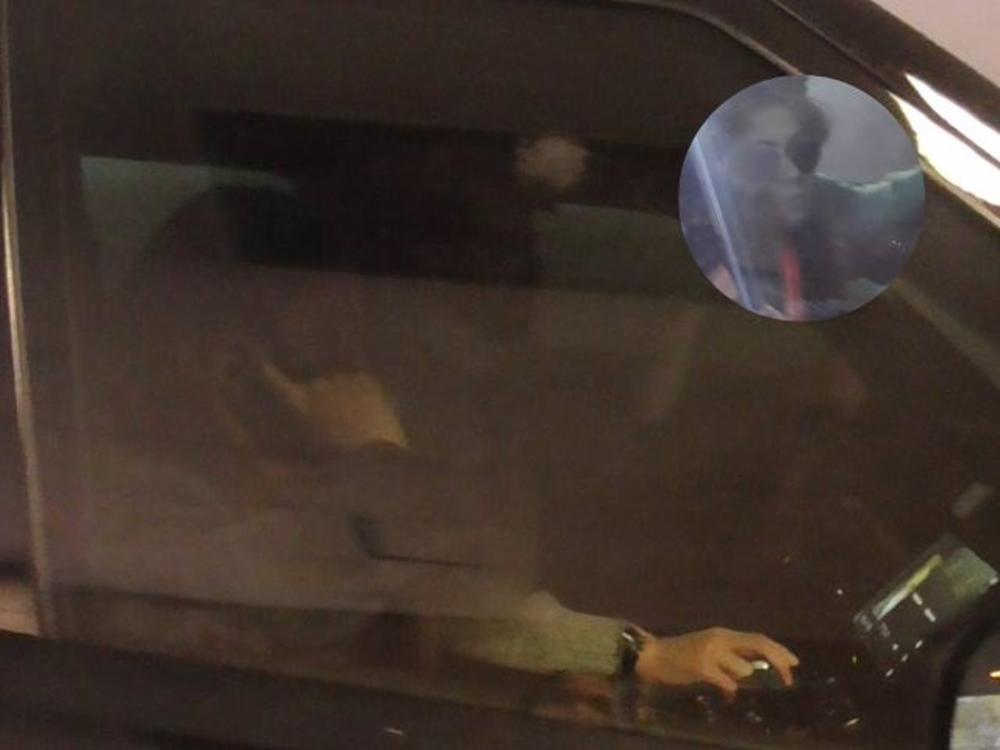 Clara Chía y Gerard Piqué, juntos en el coche del futbolista Clara